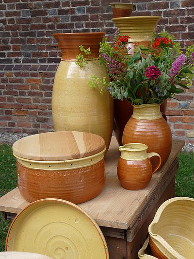 Brottopf und Vasen